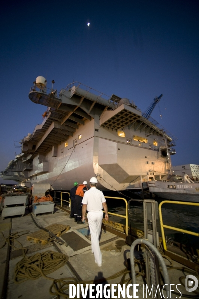 Le Porte-avion  francais Charles de Gaulle  remis a l eau apres 11 mois de chantier  effectué par la  DCNS.