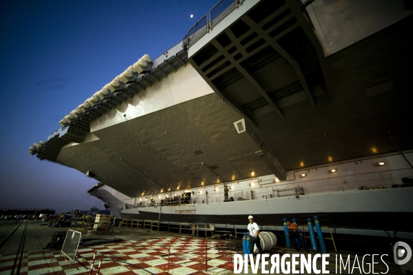 Le Porte-avion  francais Charles de Gaulle  remis a l eau apres 11 mois de chantier  effectué par la  DCNS.