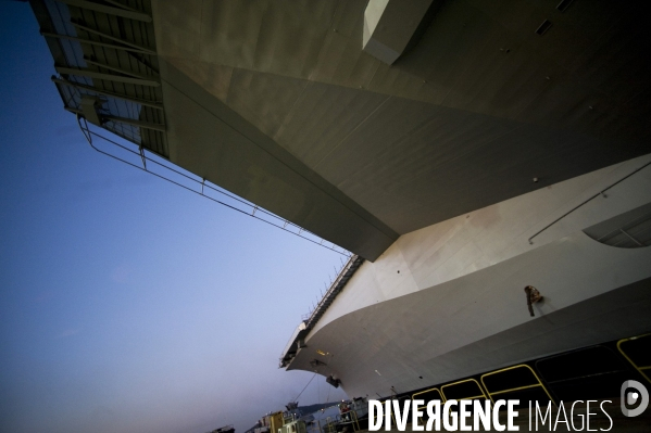 Le Porte-avion  francais Charles de Gaulle  remis a l eau apres 11 mois de chantier  effectué par la  DCNS.