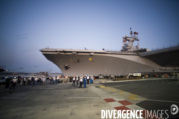 Le Porte-avion  francais Charles de Gaulle  remis a l eau apres 11 mois de chantier  effectué par la  DCNS.