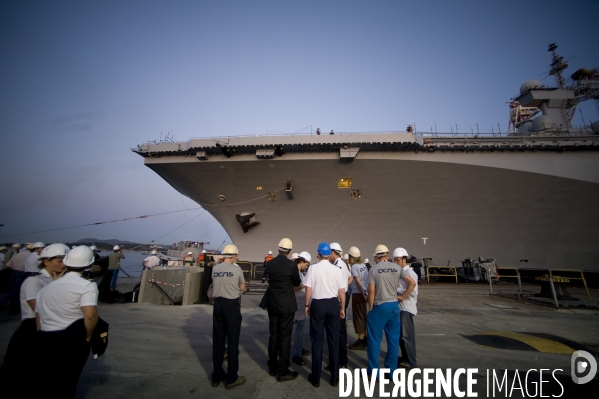 Le Porte-avion  francais Charles de Gaulle  remis a l eau apres 11 mois de chantier  effectué par la  DCNS.