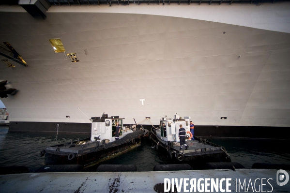 Le Porte-avion  francais Charles de Gaulle  remis a l eau apres 11 mois de chantier  effectué par la  DCNS.