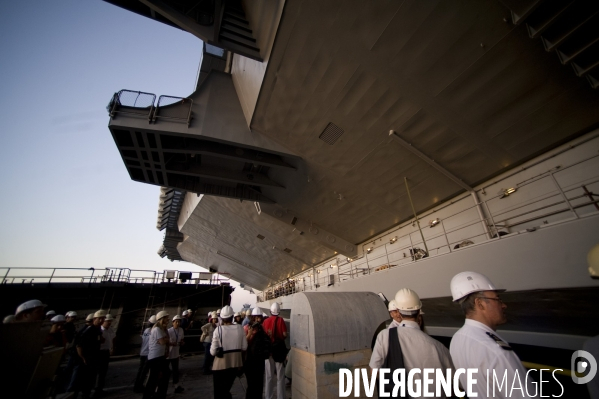 Le Porte-avion  francais Charles de Gaulle  remis a l eau apres 11 mois de chantier  effectué par la  DCNS.