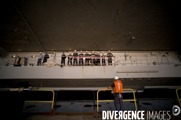 Le Porte-avion  francais Charles de Gaulle  remis a l eau apres 11 mois de chantier  effectué par la  DCNS.