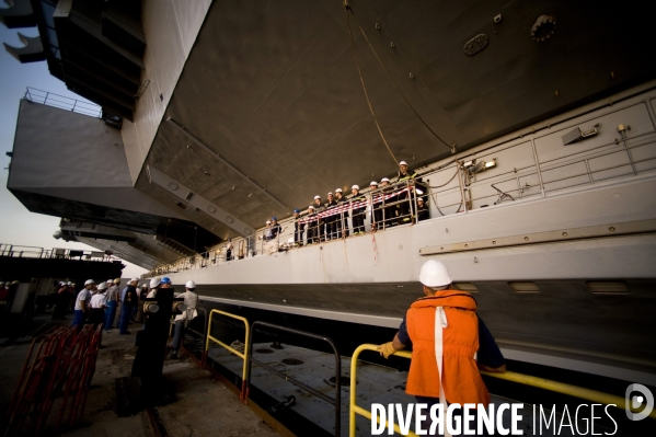 Le Porte-avion  francais Charles de Gaulle  remis a l eau apres 11 mois de chantier  effectué par la  DCNS.