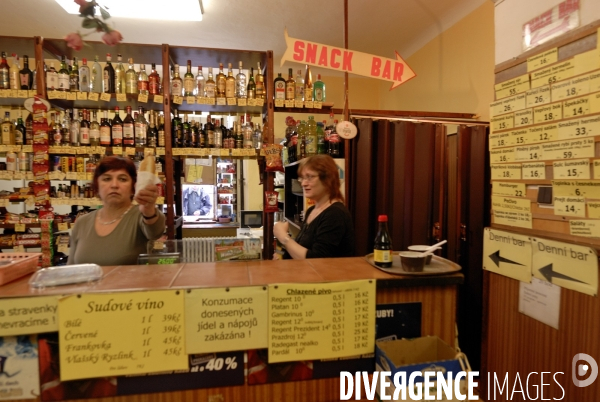 Snack bar de la gare de banlieue de Prague