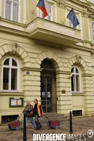 Ramassage des detritus dans les rues de Praguegues