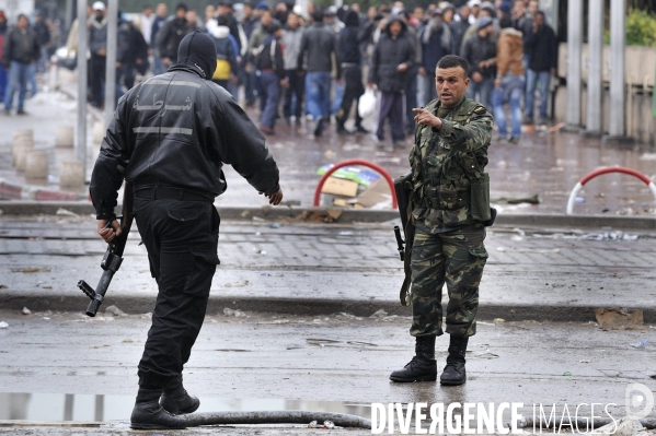 Interposition des militaires entre manifestants et police.