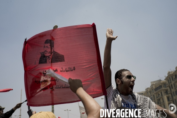 Premieres reactions de joie des militants du candidats des Freres Musulmans Morsi, sur la Place Tahrir.