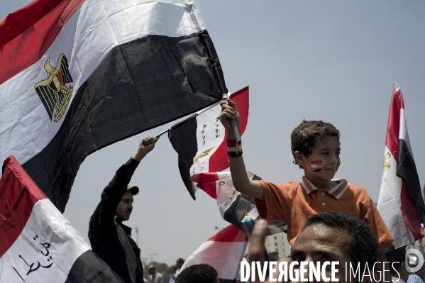 Premieres reactions de joie des militants du candidats des Freres Musulmans Morsi, sur la Place Tahrir.