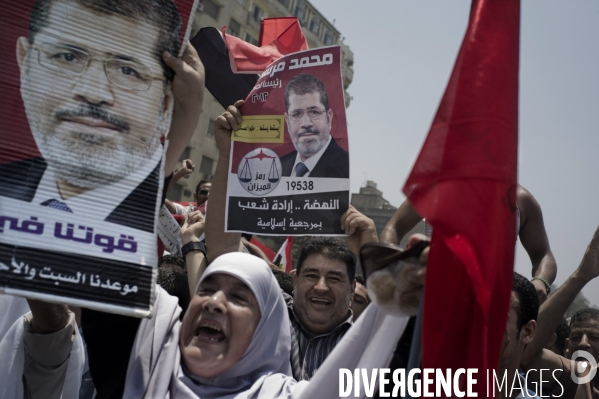 Premieres reactions de joie des militants du candidats des Freres Musulmans Morsi, sur la Place Tahrir.