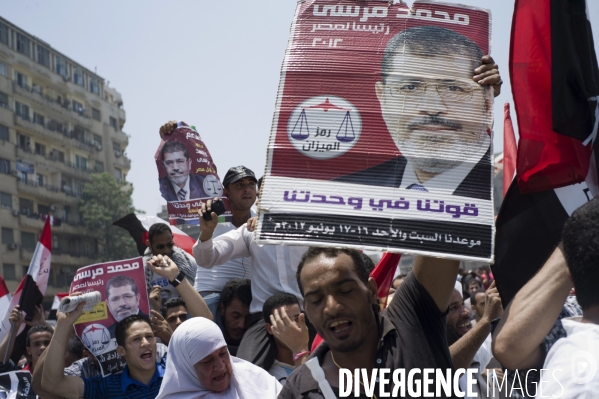 Premieres reactions de joie des militants du candidats des Freres Musulmans Morsi, sur la Place Tahrir.
