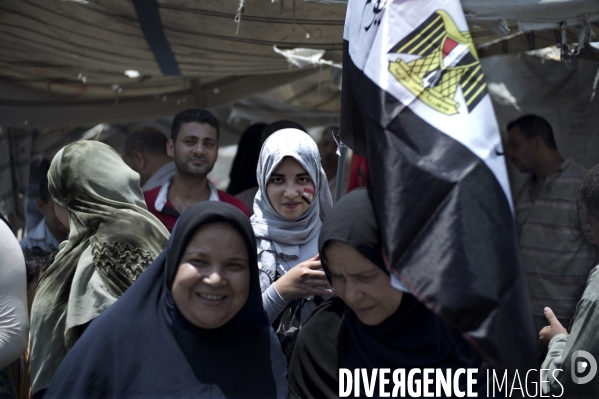 Premieres reactions de joie des militants du candidats des Freres Musulmans Morsi, sur la Place Tahrir.