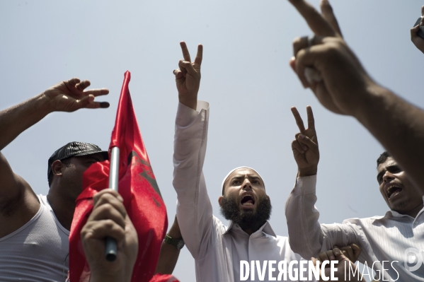 Premieres reactions de joie des militants du candidats des Freres Musulmans Morsi, sur la Place Tahrir.