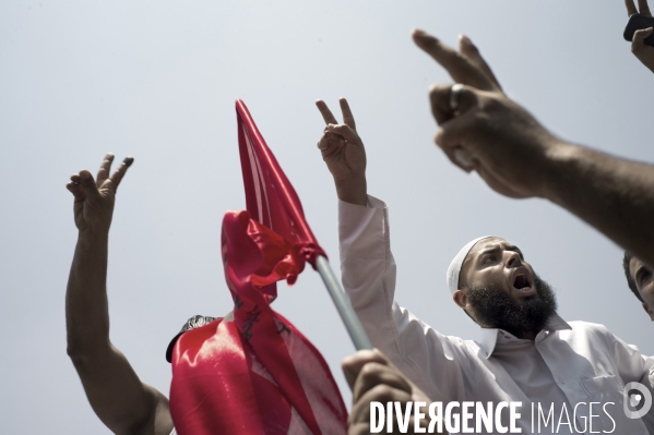 Premieres reactions de joie des militants du candidats des Freres Musulmans Morsi, sur la Place Tahrir.