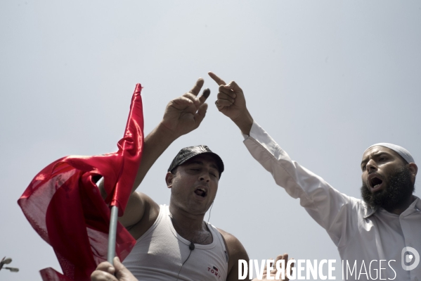 Premieres reactions de joie des militants du candidats des Freres Musulmans Morsi, sur la Place Tahrir.