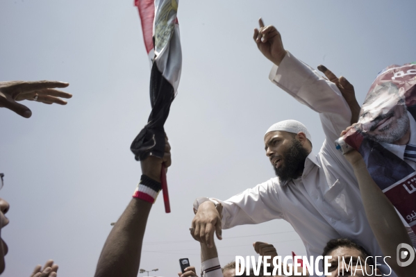 Premieres reactions de joie des militants du candidats des Freres Musulmans Morsi, sur la Place Tahrir.