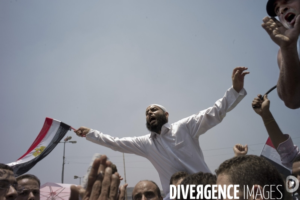 Premieres reactions de joie des militants du candidats des Freres Musulmans Morsi, sur la Place Tahrir.