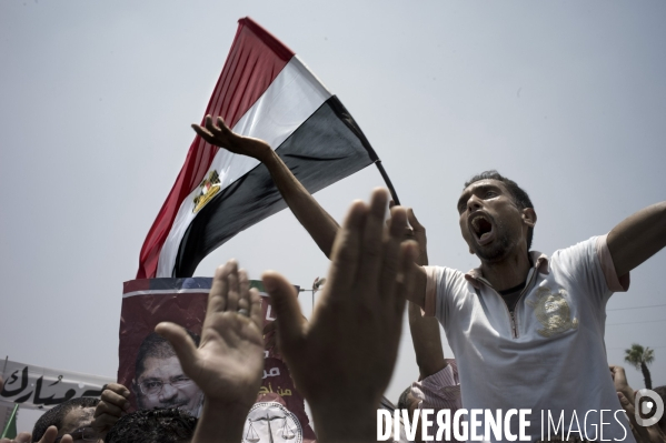 Premieres reactions de joie des militants du candidats des Freres Musulmans Morsi, sur la Place Tahrir.
