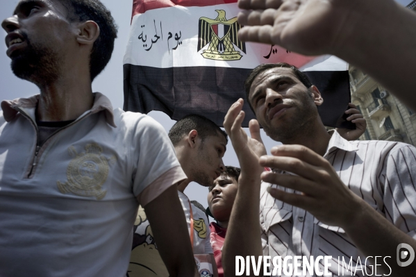 Premieres reactions de joie des militants du candidats des Freres Musulmans Morsi, sur la Place Tahrir.
