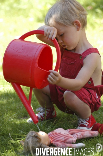 Enfance: aux beaux jours, jouer avec de l eau, dans une bassine, avec des jeux