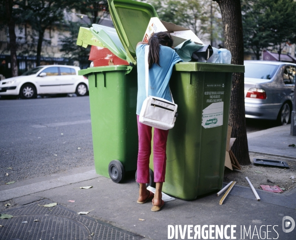 Paris, enfant faisant les poubelles