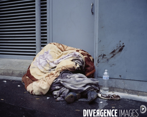 Paris-Nord, homme couché