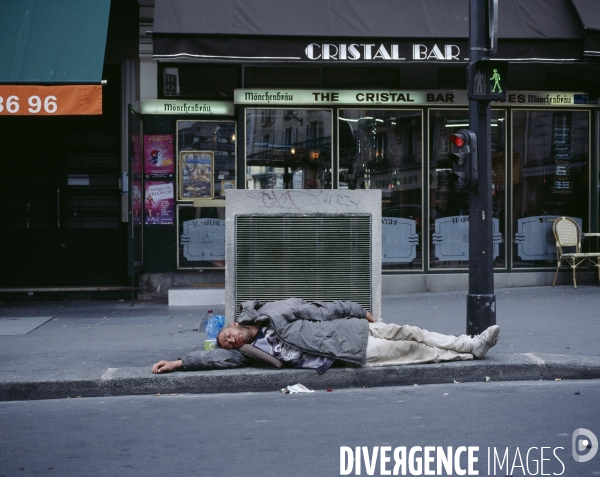 Paris-Nord, homme couché