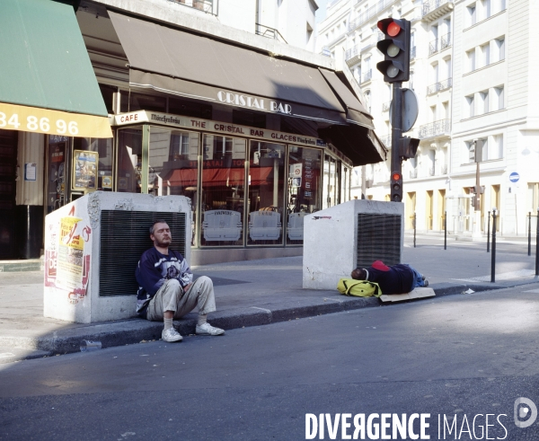 Paris-Nord, homme assis