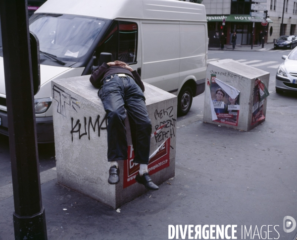 Paris-Nord, homme couché