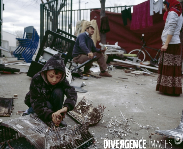 Enfant aidant son père