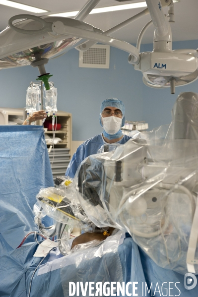 Interventions chirurgicales pratiquees avec une assistance robotique