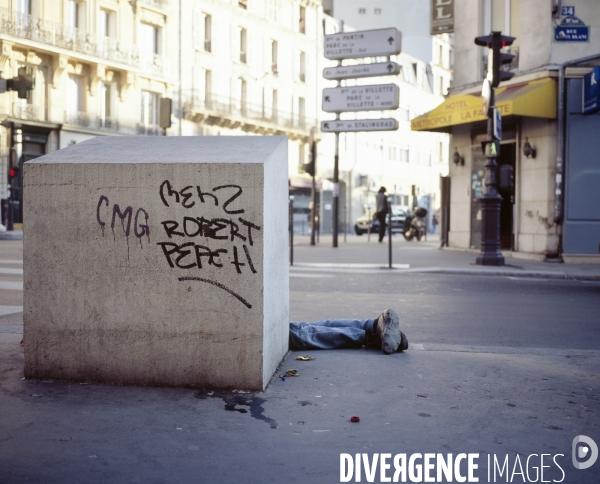 Paris, homme dormant à même le sol