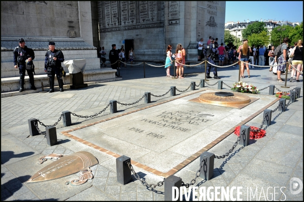 Policiers sous l arc de triomphe