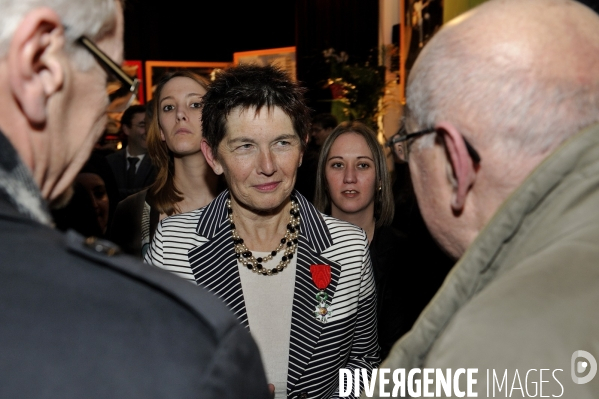 Cécile Duflot remet la Légion d Honneur à Jacqueline Rouillon maire de Saint-Ouen