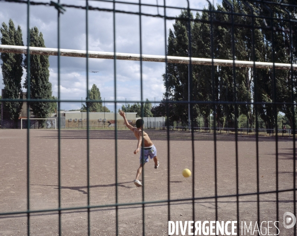 Jeune homme jouant au foot