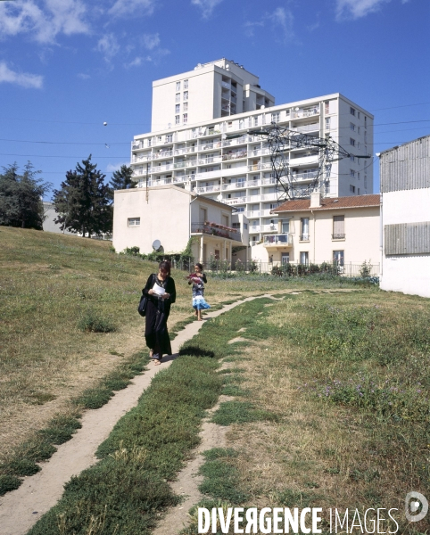 Jeunes filles sur un sentier