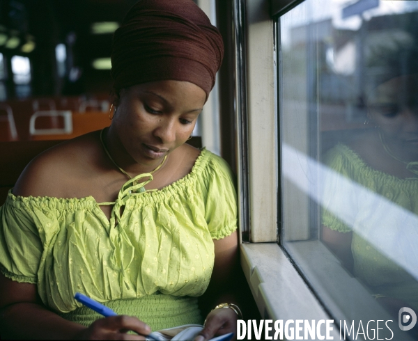 RER B, jeune femme écrivant.