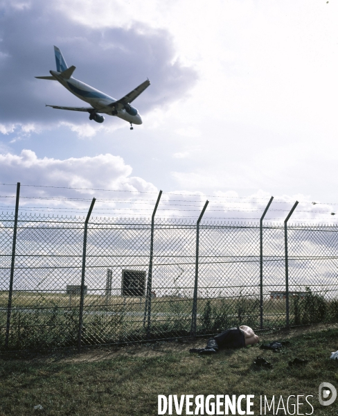 Personne dormant près des pistes d Orly.