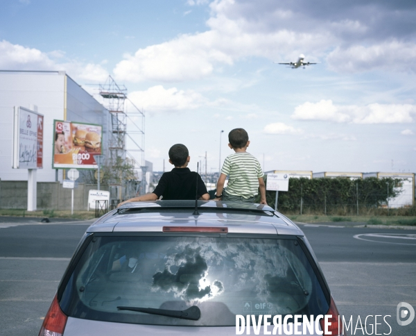 Enfants venus regarder les avions atterrir