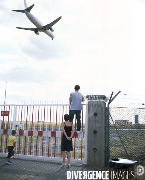 Famille venu regarder les avions atterrir