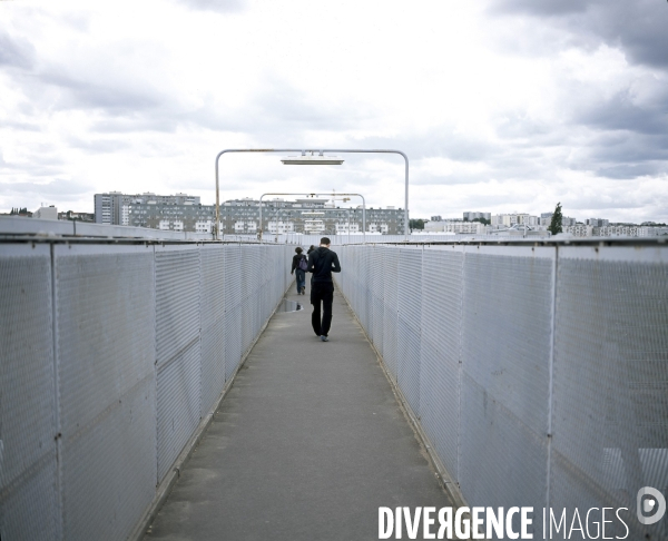 Passerelle pour les employés des laboratoires Sanofi Aventis