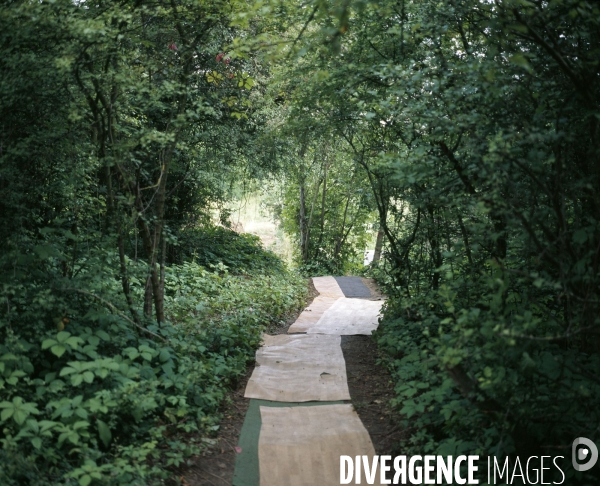 Orly, voie de Bouvray, sentier aménagé vers un camp roumain.