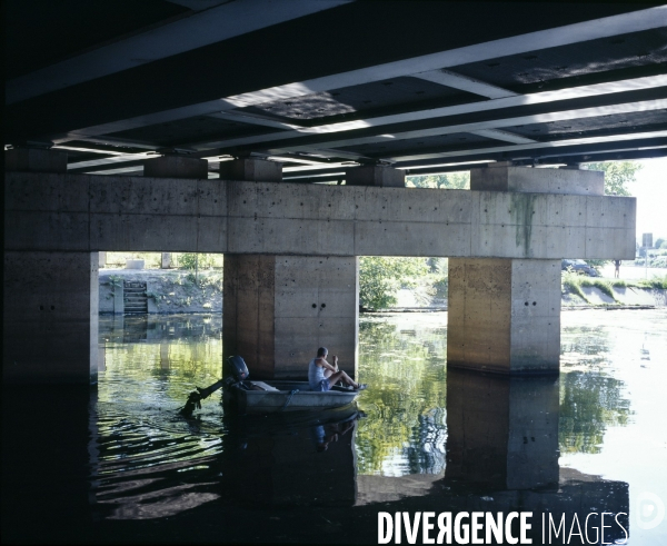 Villeneuve-Saint-Georges, L Yerre se jetant dans la Seine,sous le pont ferroviaire