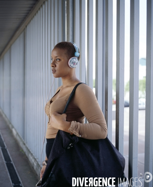Orly, station RER Les Saules, jeune femme au Mp3