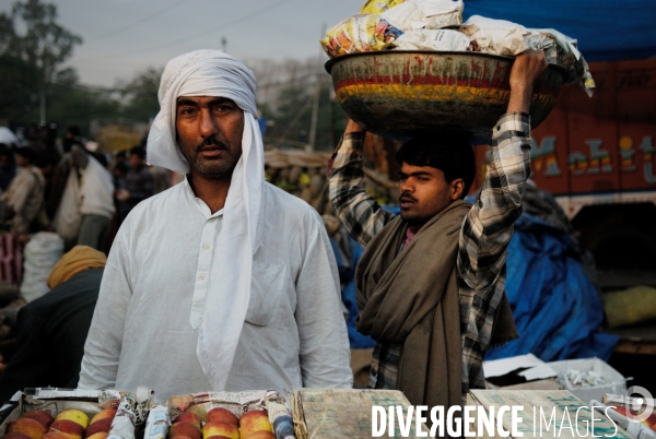 Delhi, les Halles de Sabji Mandi. Dans un tumulte vital, existent ensemble maîtres et serviteurs, paysans, porteurs, commerçants et négociants, et s échangent les marchandises (legumes et fruits) qui nourriront la Ville dans la journée