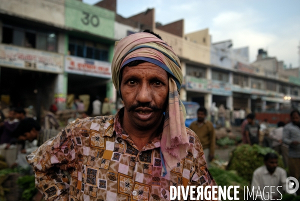 Delhi, les Halles de Sabji Mandi. Dans un tumulte vital, existent ensemble maîtres et serviteurs, paysans, porteurs, commerçants et négociants, et s échangent les marchandises (legumes et fruits) qui nourriront la Ville dans la journée