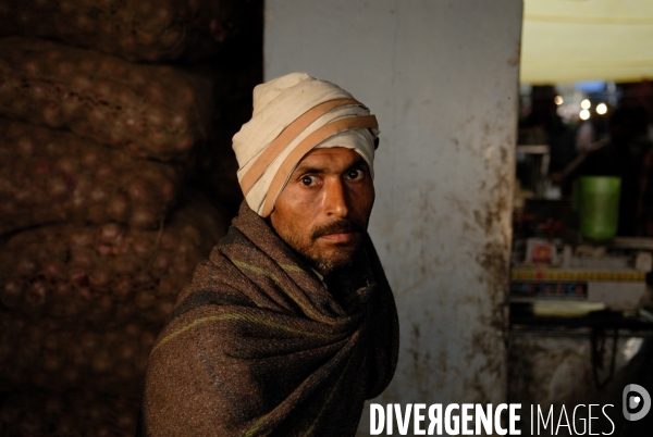 Delhi, les Halles de Sabji Mandi. Dans un tumulte vital, existent ensemble maîtres et serviteurs, paysans, porteurs, commerçants et négociants, et s échangent les marchandises (legumes et fruits) qui nourriront la Ville dans la journée