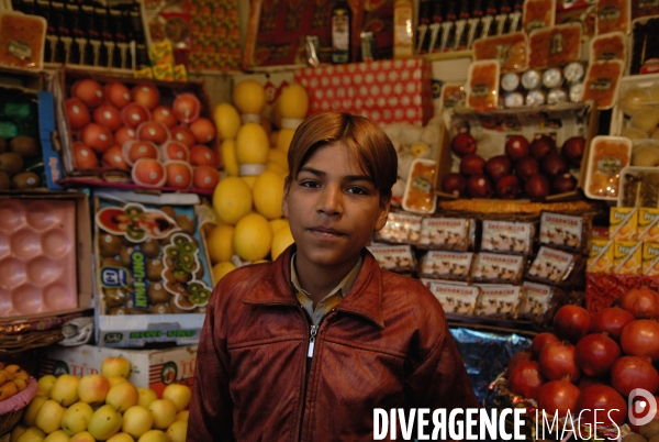 Delhi, les Halles de Sabji Mandi. Dans un tumulte vital, existent ensemble maîtres et serviteurs, paysans, porteurs, commerçants et négociants, et s échangent les marchandises (legumes et fruits) qui nourriront la Ville dans la journée