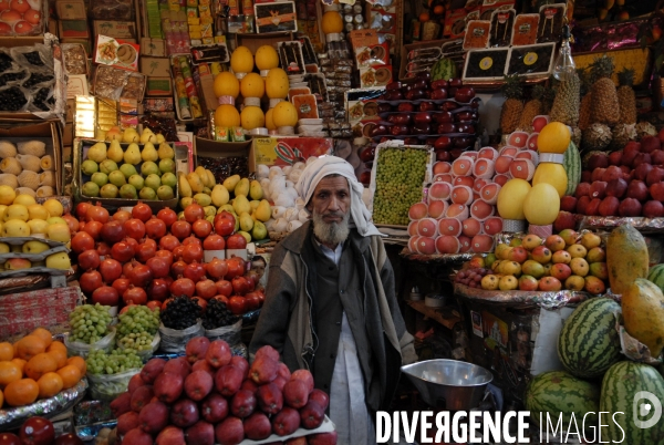 Delhi, les Halles de Sabji Mandi. Dans un tumulte vital, existent ensemble maîtres et serviteurs, paysans, porteurs, commerçants et négociants, et s échangent les marchandises (legumes et fruits) qui nourriront la Ville dans la journée